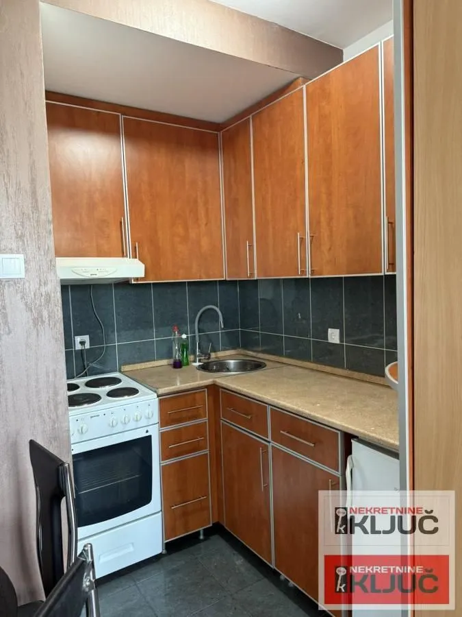 Izdavanje, garsonjera, 27m², Bulevar Oslobodjenja, Novi Sad Sve Podlokacije