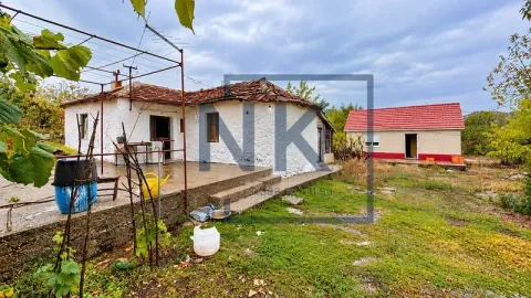 Pogled na starije seosko imanje sa pomoćnom kućom i dvorištem. - image 13