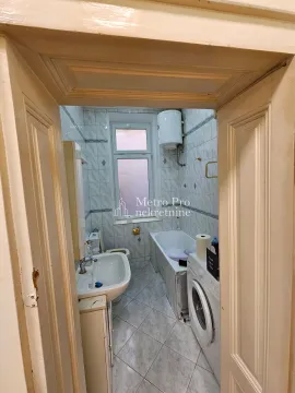 Manje kupatilo sa kadom i veš mašinom. - image 9