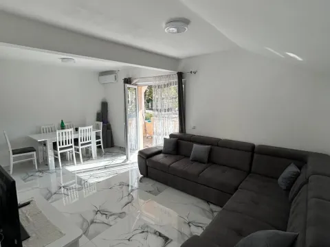 Rent, three bedroom apartment, 80m², Radanovići, Kotor - image 13