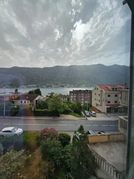 Pogled sa terase na more, okolne zgrade i planine. - image 11
