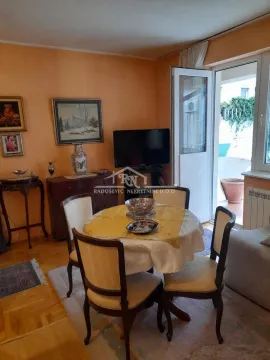 Dnevna soba sa trpezarijskim stolom i izlazom na terasu. - image 5