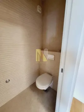 Manje kupatilo sa WC šoljom i zidnim pločicama. - image 10