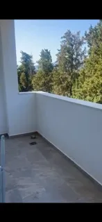 Prazna natkrivena terasa sa pogledom na zelenilo.
