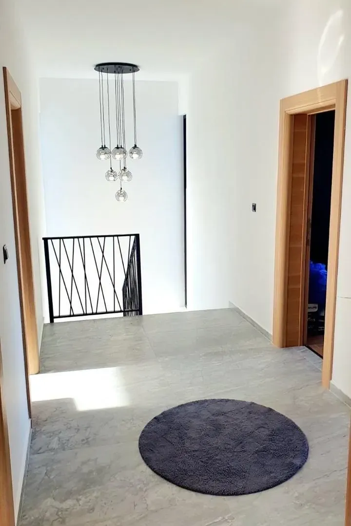 Izdavanje, kuća, 190m², Tološi, Podgorica