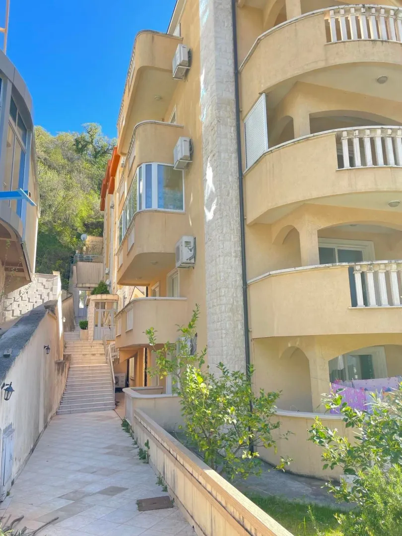 Izdavanje, garsonjera, 46m², Pržno, Budva