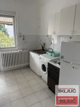 Manja kuhinja sa belim elementima, šporetom i frižiderom. - image 8