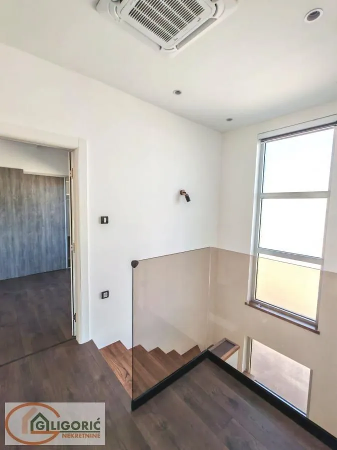 Izdavanje, kuća, 195m², Banovo Brdo, Beograd