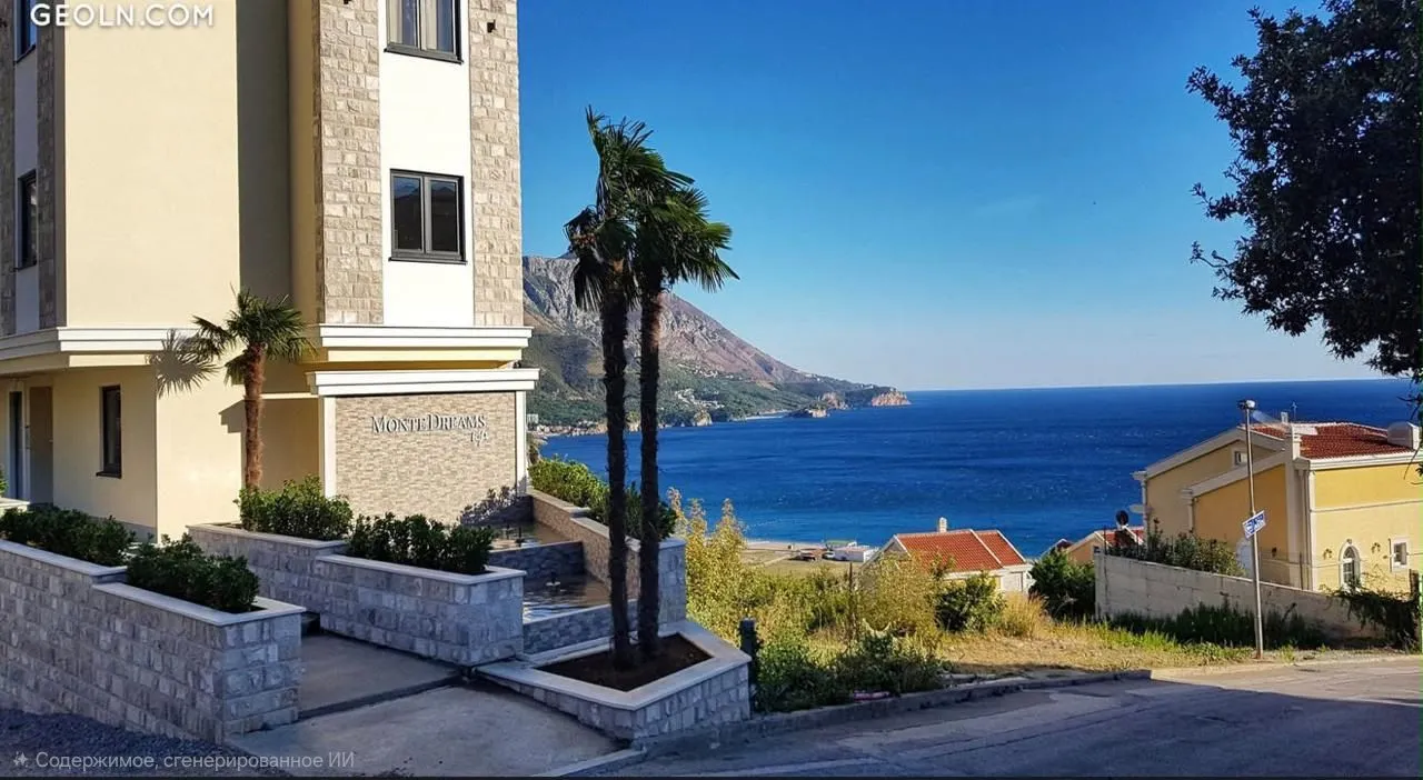 Eksterijer zgrade sa pogledom na more i okolni pejzaž.