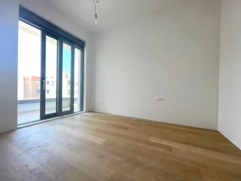 Prazna soba sa drvenim podom i izlazom na terasu. - image 14