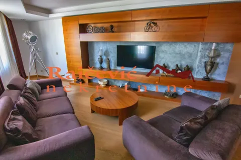 Dnevna soba sa garniturom, drvenim zidnim panelom i televizorom. - image 5