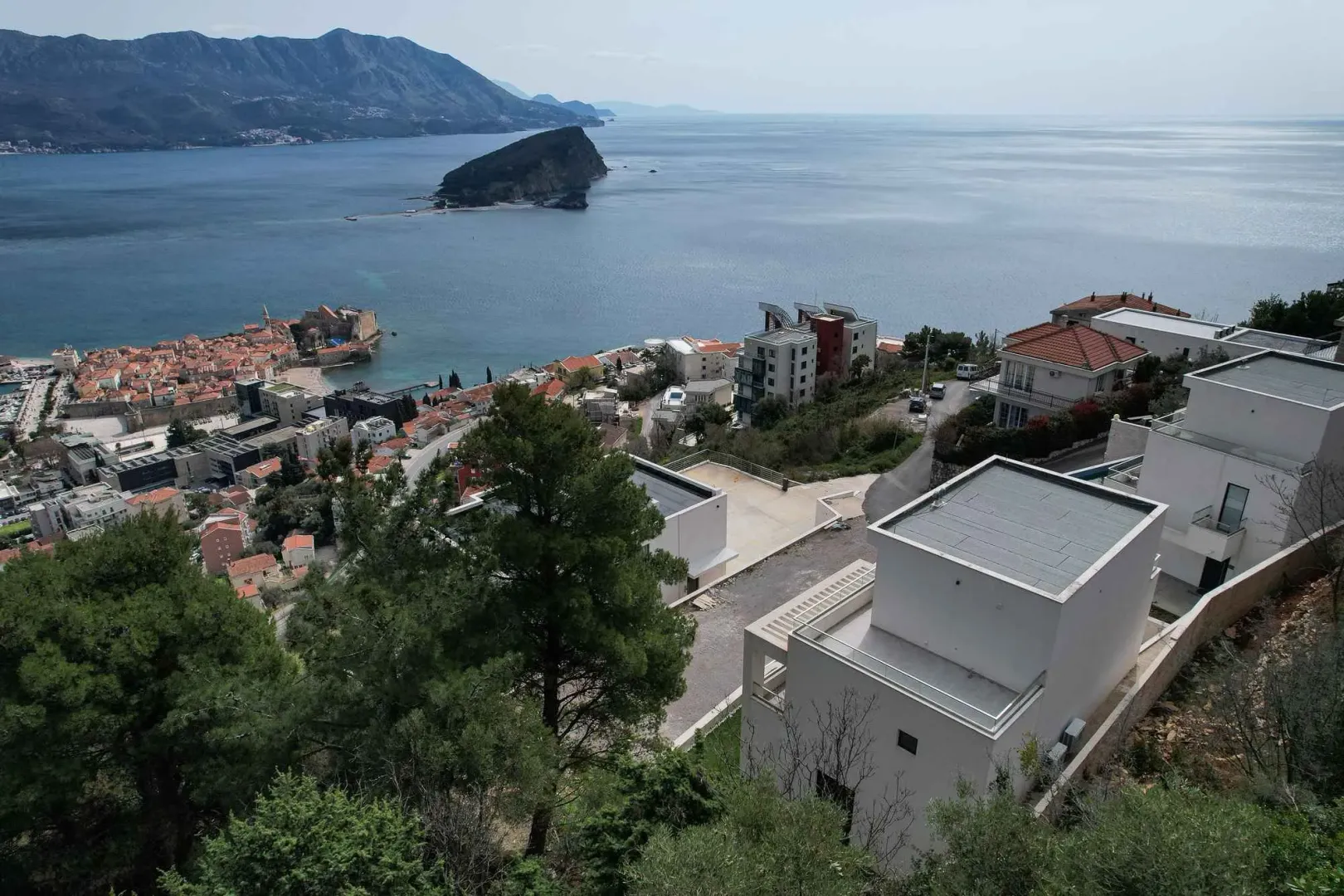 Pogled sa visine na obalu, grad i ostrvo u moru.