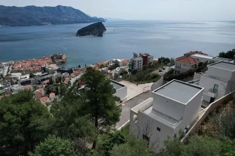 Pogled sa visine na obalu, grad i ostrvo u moru. - image 15