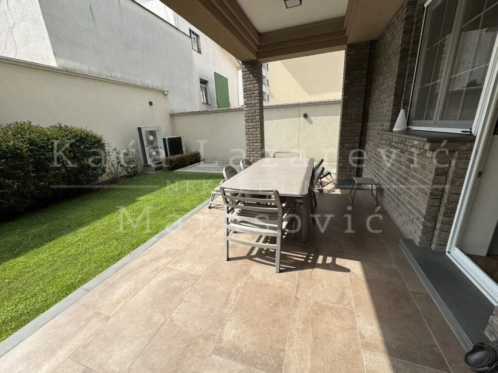 Sale, house, 275m², Crveni Krst, Beograd