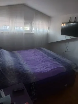 Spavaća soba sa velikim krevetom i televizorom na zidu. - image 12