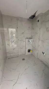 Nekorišćeno kupatilo sa mermernim pločicama i ugradnim instalacijama. - image 5