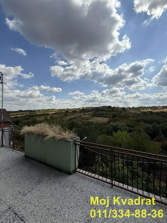 Pogled sa terase na prirodu i okolni pejzaž.