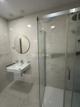 Savremeno opremljeno kupatilo sa tuš kabinom i umivaonikom. - image 8