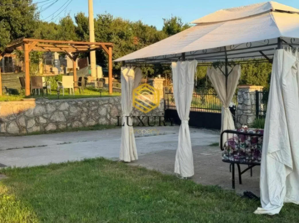 Izdavanje, kuća, 100m², Kakaricka Gora, Podgorica
