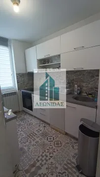 Manja kuhinja sa belim elementima i dezeniranim pločicama na podu. - image 5