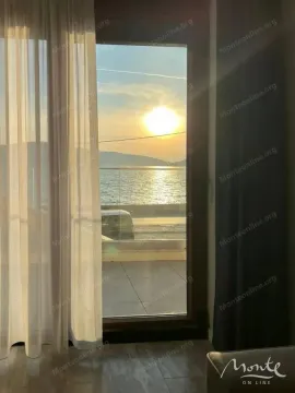 Pogled na more i zalazak sunca kroz balkonska vrata. - image 13