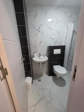 Pogled na moderno uređeno kupatilo sa tuš kabinom. - image 10