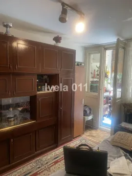 Dnevna soba sa drvenim nameštajem i izlazom na terasu. - image 2