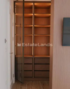 Moderan ugradni garderober sa policama i fiokama. - image 12