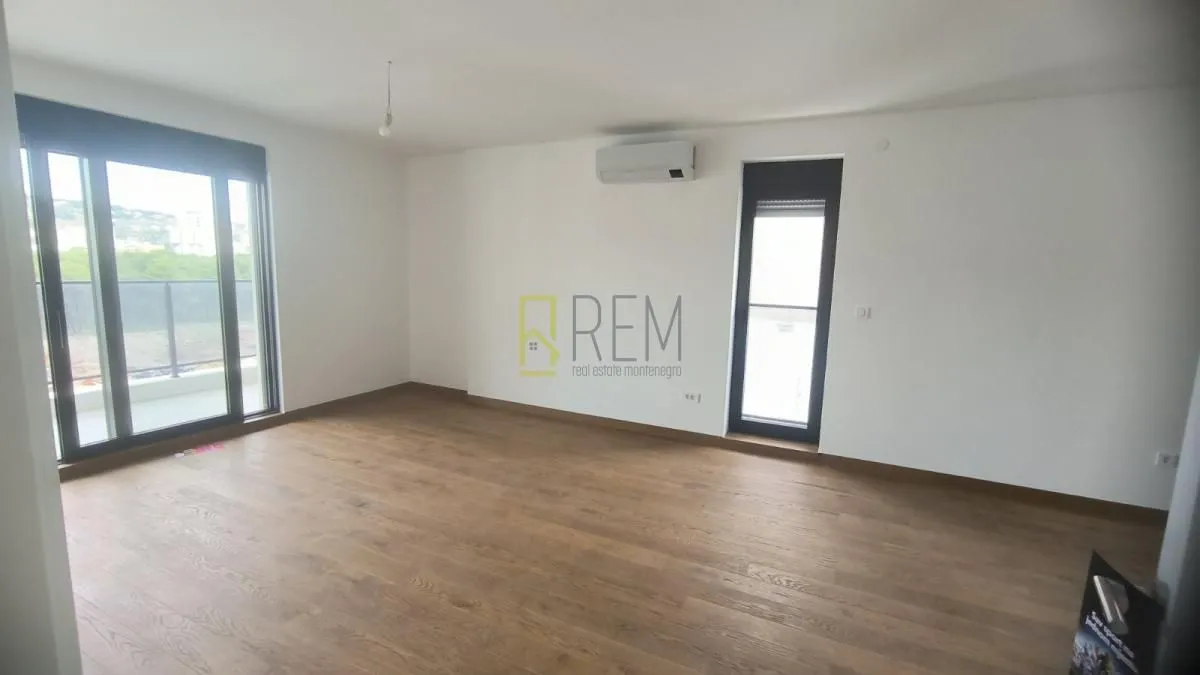 Prodaja, trosoban stan, 110m², Tološka šuma, Podgorica