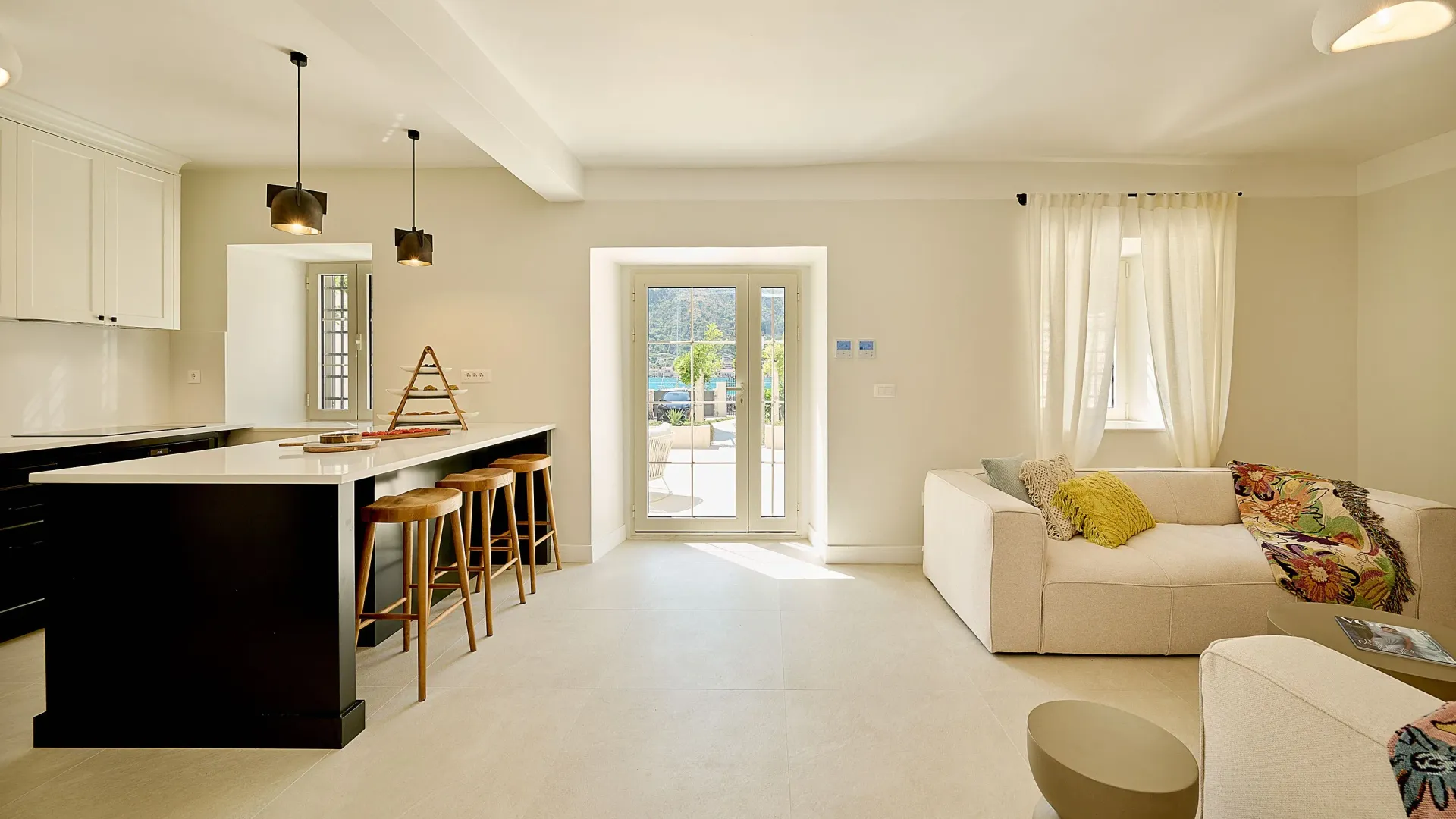 Izdavanje, kuća, 200m², Dobrota, Kotor