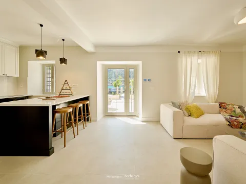 Rent, house, 200m², Dobrota, Kotor - image 9