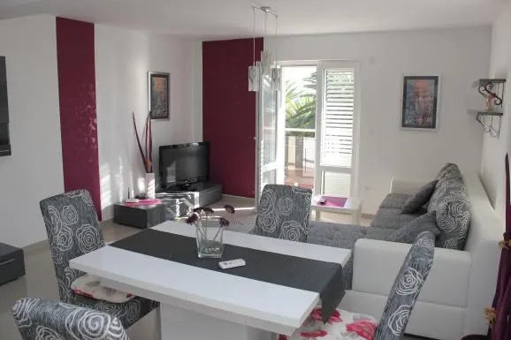 Living room with dining area and access to the terrace.