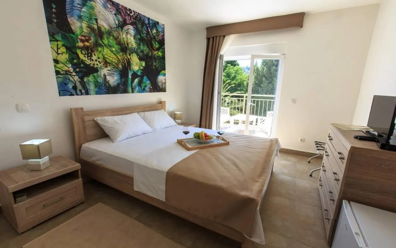 Sale, hospitality venue, 399m², Sutomore, Bar