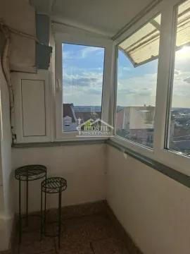 Zastakljeni balkon sa pogledom na grad. - image 16