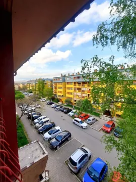 Pogled sa terase na stambenu zgradu i parking. - image 15