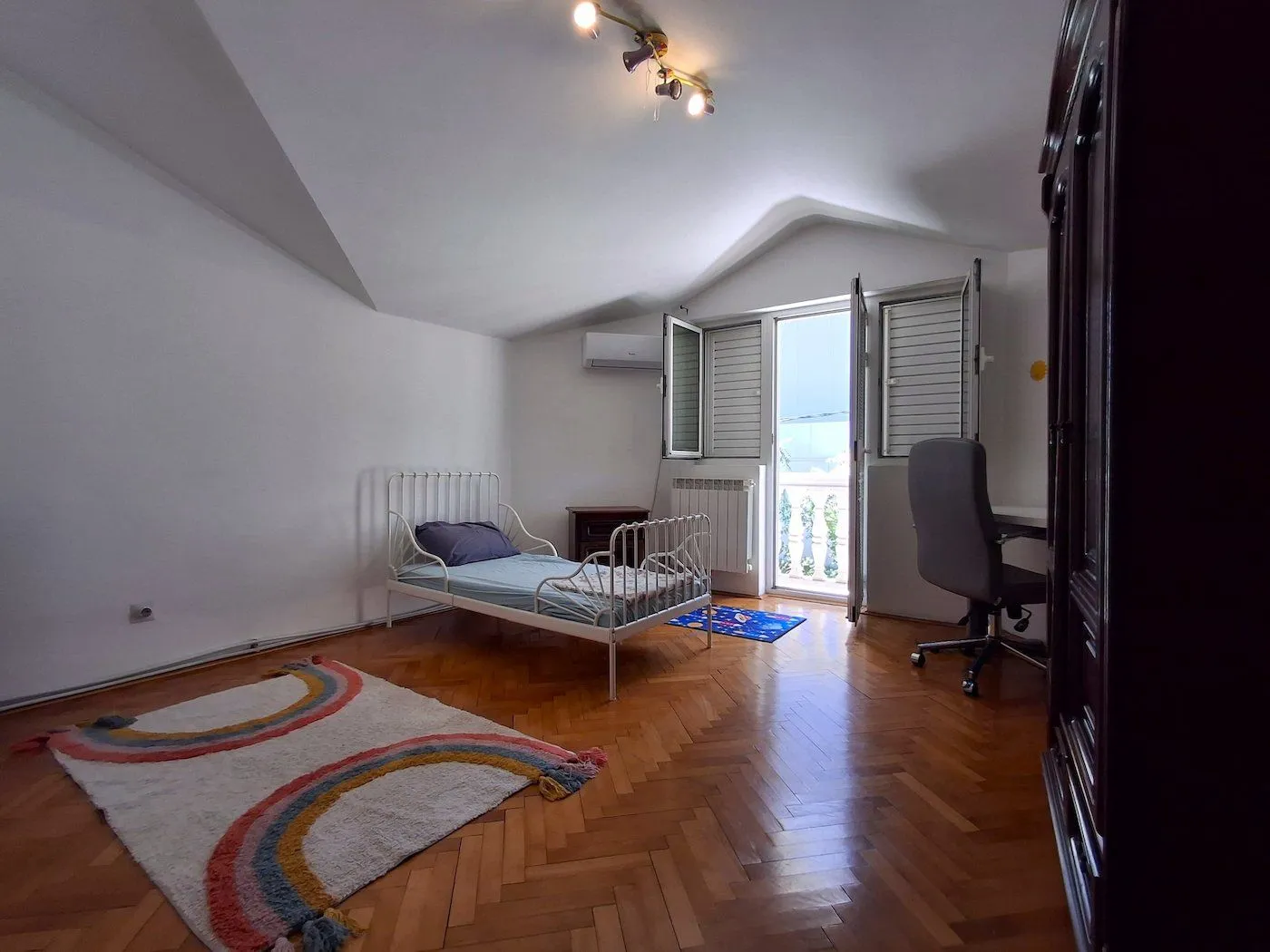 Izdavanje, kuća, 350m², Dahna, Podgorica
