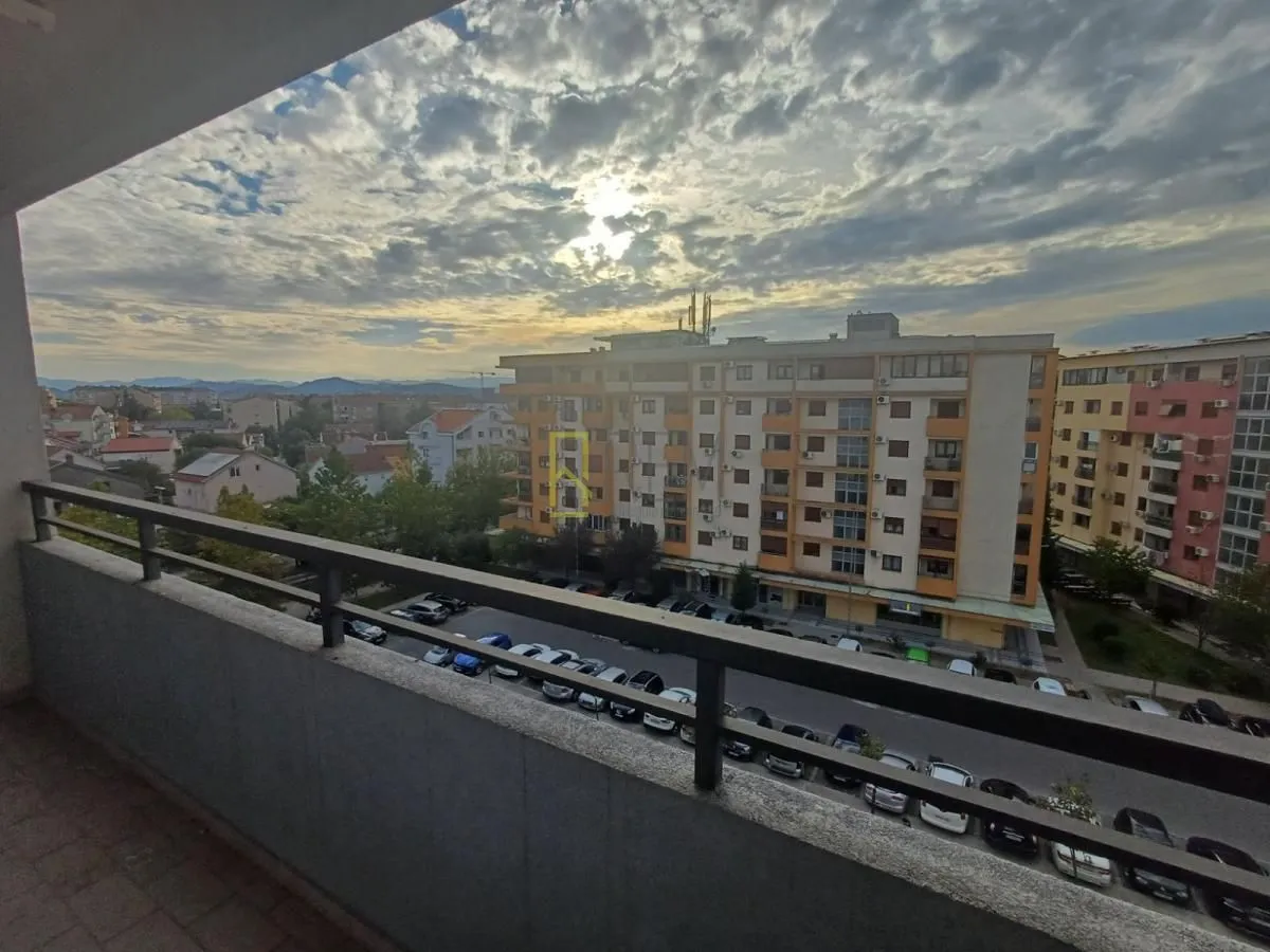 Pogled sa terase na gradsko naselje i parking.