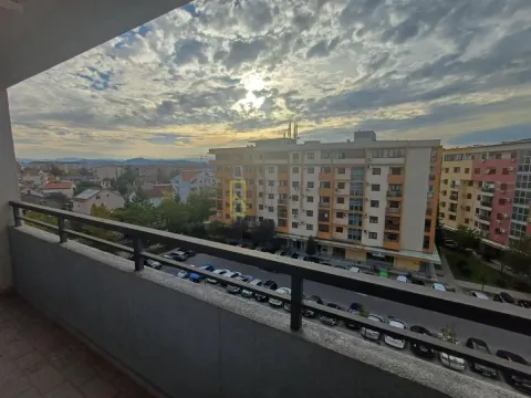 Pogled sa terase na gradsko naselje i parking. - image 5