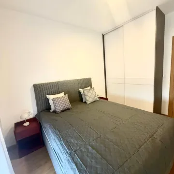 Furnished bedroom with a double bed and built-in wardrobe. - image 4