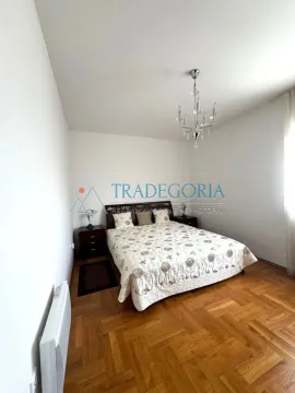 Spavaća soba sa bračnim krevetom, drvenim podom i lusterom. - image 7