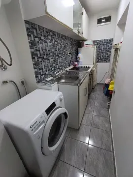 Manja kuhinja sa sudoperom, elementima i ugrađenom veš-mašinom. - image 5