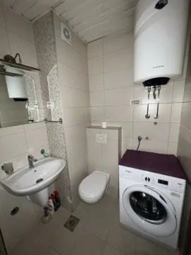 Jednostavno kupatilo sa veš mašinom i toaletom. - image 10