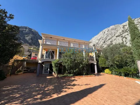 Pogled na dvorište i prednju fasadu kuće sa planinskim pejzažom u pozadini. - image 25