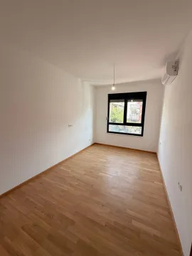 Prazna soba sa bijelim zidovima i parketom na podu. - image 6