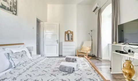 Namještena spavaća soba sa bračnim krevetom, televizorom i komodom. - image 15
