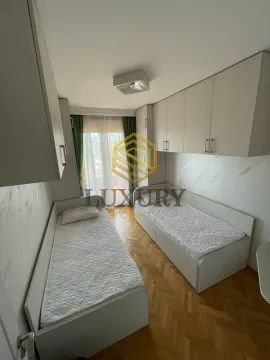 Dječija soba sa dva kreveta i ugradnim ormarima. - image 3