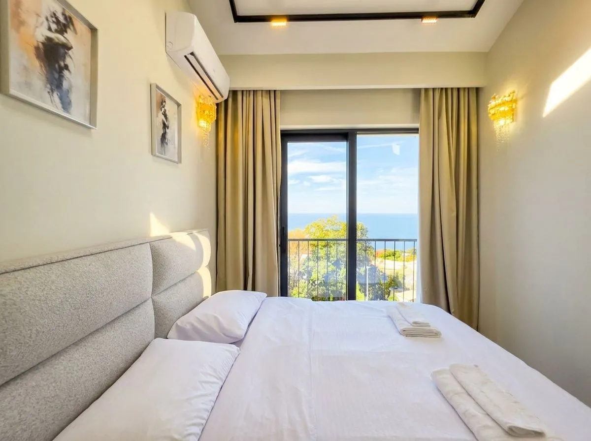 Furnished bedroom with a double bed and a sea view.