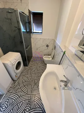 Kupatilo sa tuš kabinom, umivaonikom i veš mašinom. - image 10