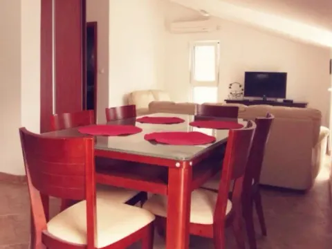 Izdavanje, dvosoban stan, 81m², Lepetani, Tivat - image 6