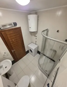 Manje kupatilo sa tuš kabinom, umivaonikom, WC šoljom i veš mašinom. - image 11